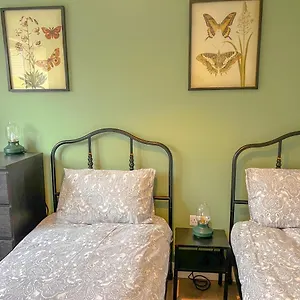 Apartment Perfect For Contractors 2 Bedroom- 2 Bathrooms- 4 Single Beds- Free Parking